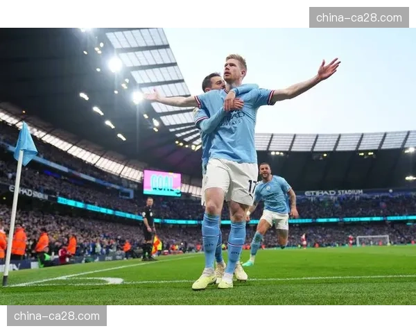 哈兰德进球后指向看台,与父亲共享荣耀时刻 哈兰德进球后指向看台,与父亲共享荣耀时刻