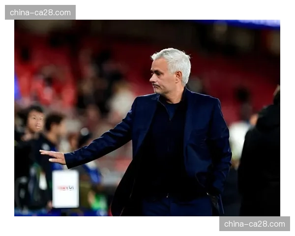 场边花絮：穆里尼奥现身罗马奥林匹克球场观战老东家比赛