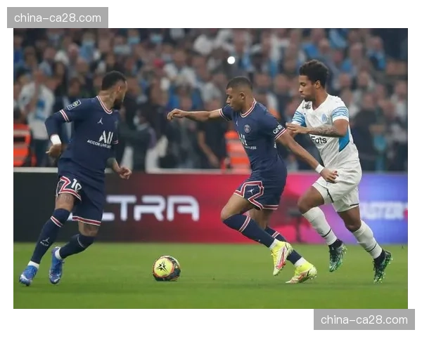 现场报道：马赛球迷在韦洛德罗姆球场打出巨型TIFO致敬老将