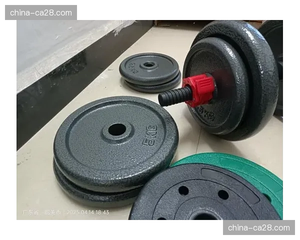 上海社区健身房,老年举重爱好者的“铁块”生活 上海社区健身房,老年举重爱好者的“铁块”生活