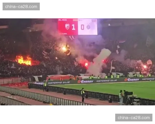 莱茵德比突发状况:门兴主场因球迷烟火短暂中断比赛 莱茵德比突发状况:门兴主场因球迷烟火短暂中断比赛